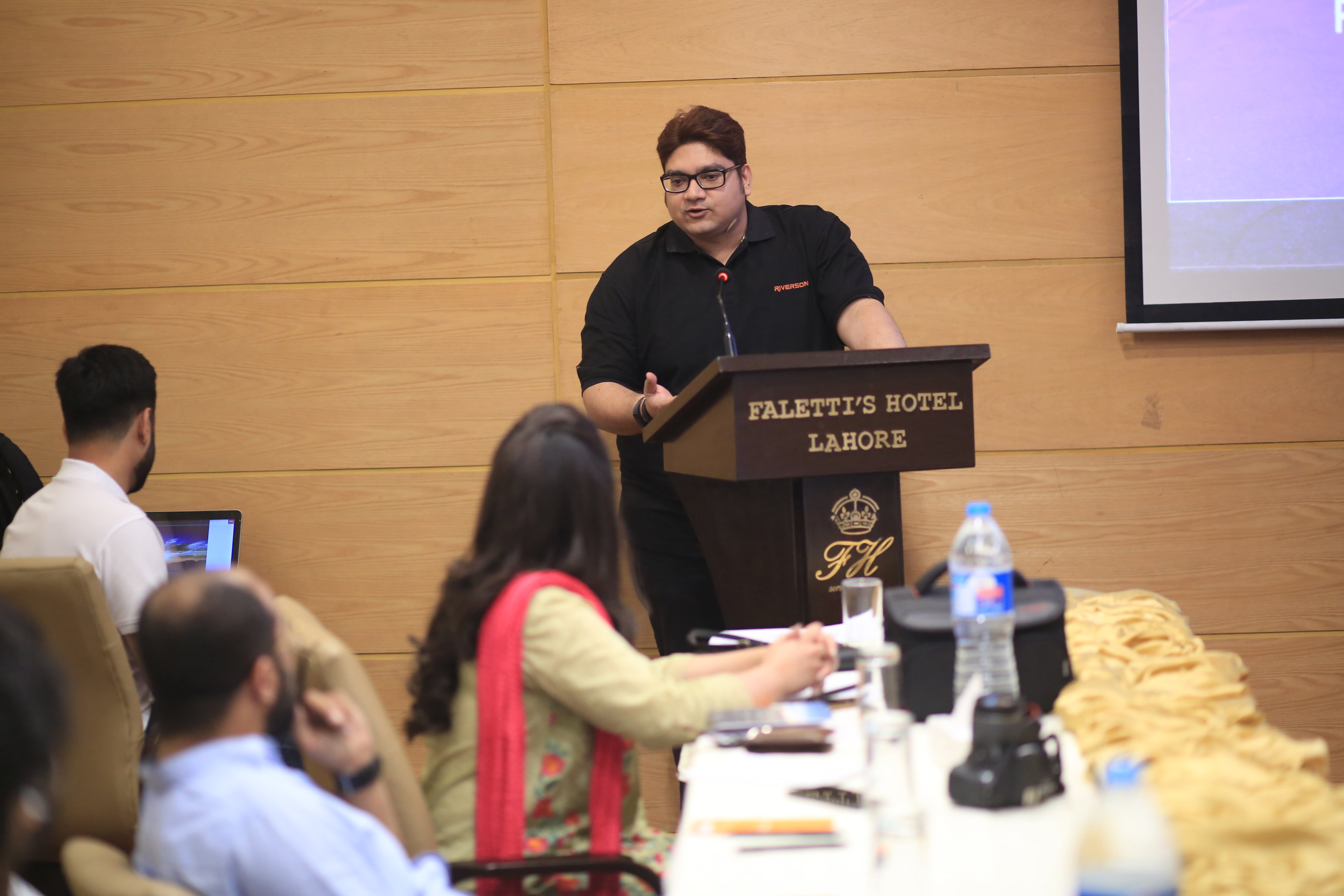 Leading smartphone accessories manufacturer arranged Bloggers meetup session in Lahore