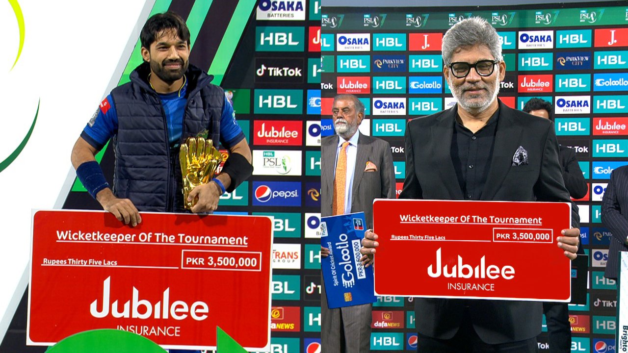 HBL PSL 7 Final – JLI  presenting the Wicketkeeper of the Tournament award to Muhammad Rizwan